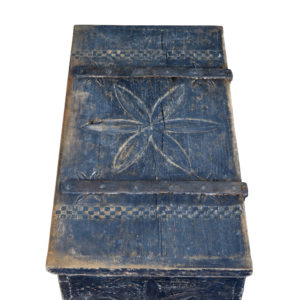 Swedish 18th Century Carved Pine Folk Art Painted Box — thumbnail 3