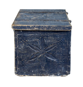 Swedish 18th Century Carved Pine Folk Art Painted Box — thumbnail 4