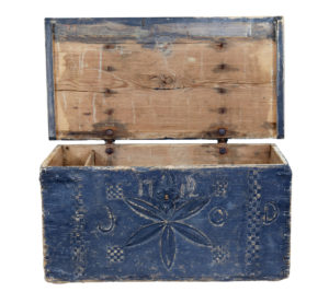 Swedish 18th Century Carved Pine Folk Art Painted Box — thumbnail 7