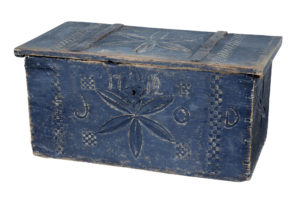 Swedish 18th Century Carved Pine Folk Art Painted Box — thumbnail 8