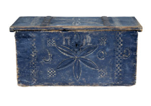 Swedish 18th Century Carved Pine Folk Art Painted Box — thumbnail 1