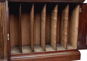 Fine Quality 19th Century Mahogany Breakfront Bookcase of Large Proportions — thumbnail 3