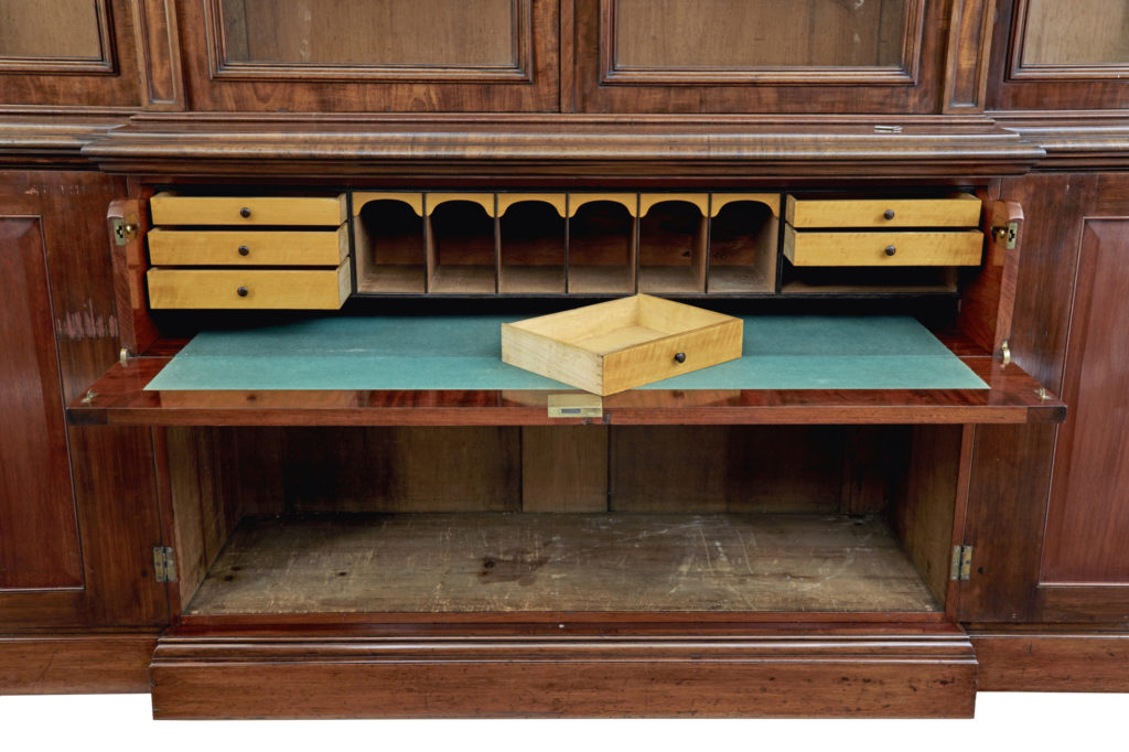 Fine Quality 19th Century Mahogany Breakfront Bookcase of Large Proportions — image 8