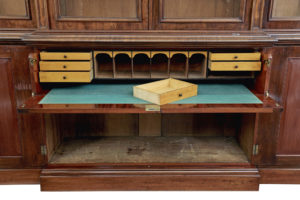 Fine Quality 19th Century Mahogany Breakfront Bookcase of Large Proportions — thumbnail 8