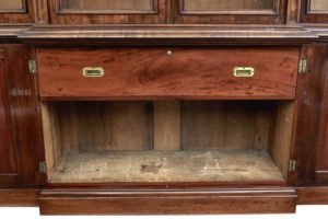 Fine Quality 19th Century Mahogany Breakfront Bookcase of Large Proportions — thumbnail 10