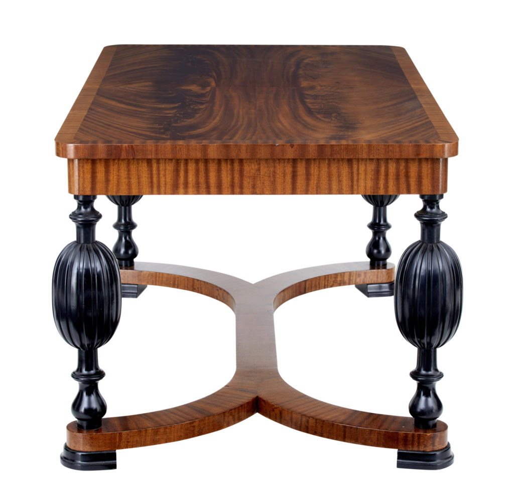 Mid 20th Century Flame Mahogany Extending Dining Table — image 3