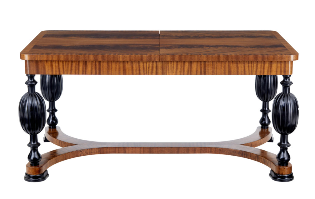 MID 20TH CENTURY FLAME MAHOGANY EXTENDING DINING TABLE
