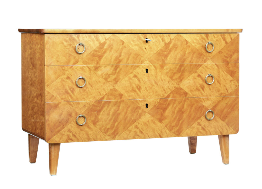 MID 20TH CENTURY SCANDINAVIAN PATTERNED BIRCH CHEST OF DRAWERS