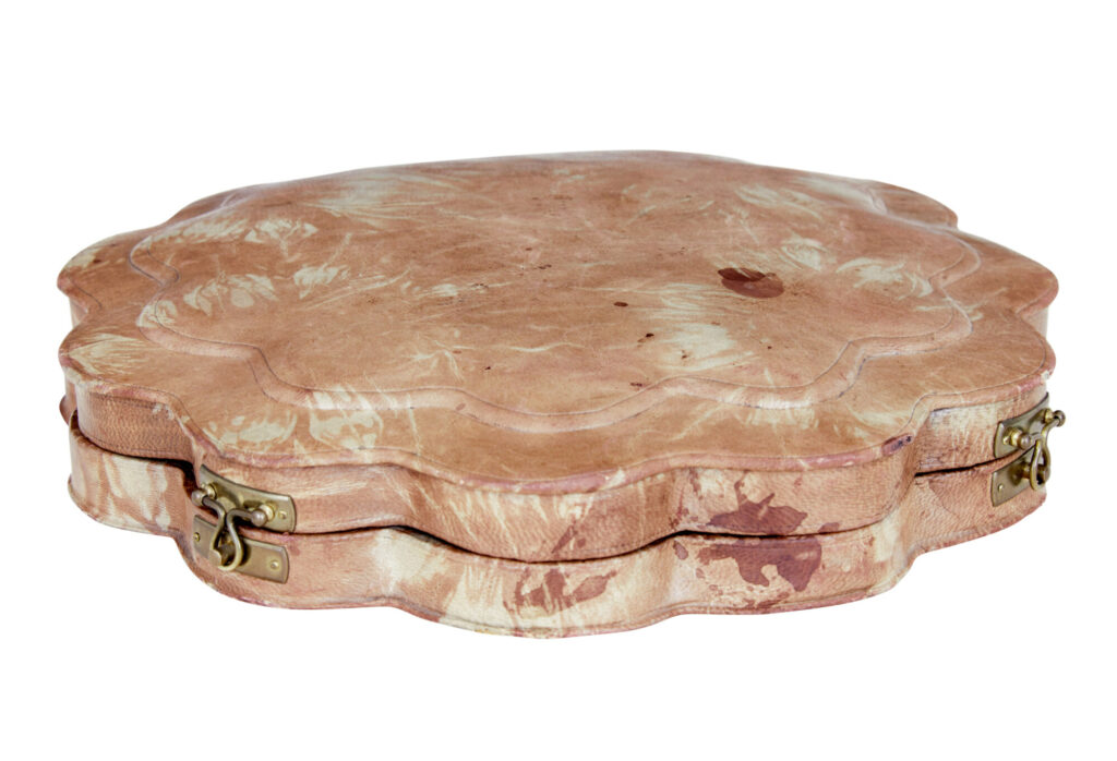 Art Deco Shell Shaped Leather and Amber Manicure Set — image 2