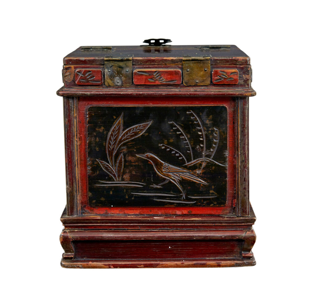 Early 20th Century Lacquered Vanity Box — image 3
