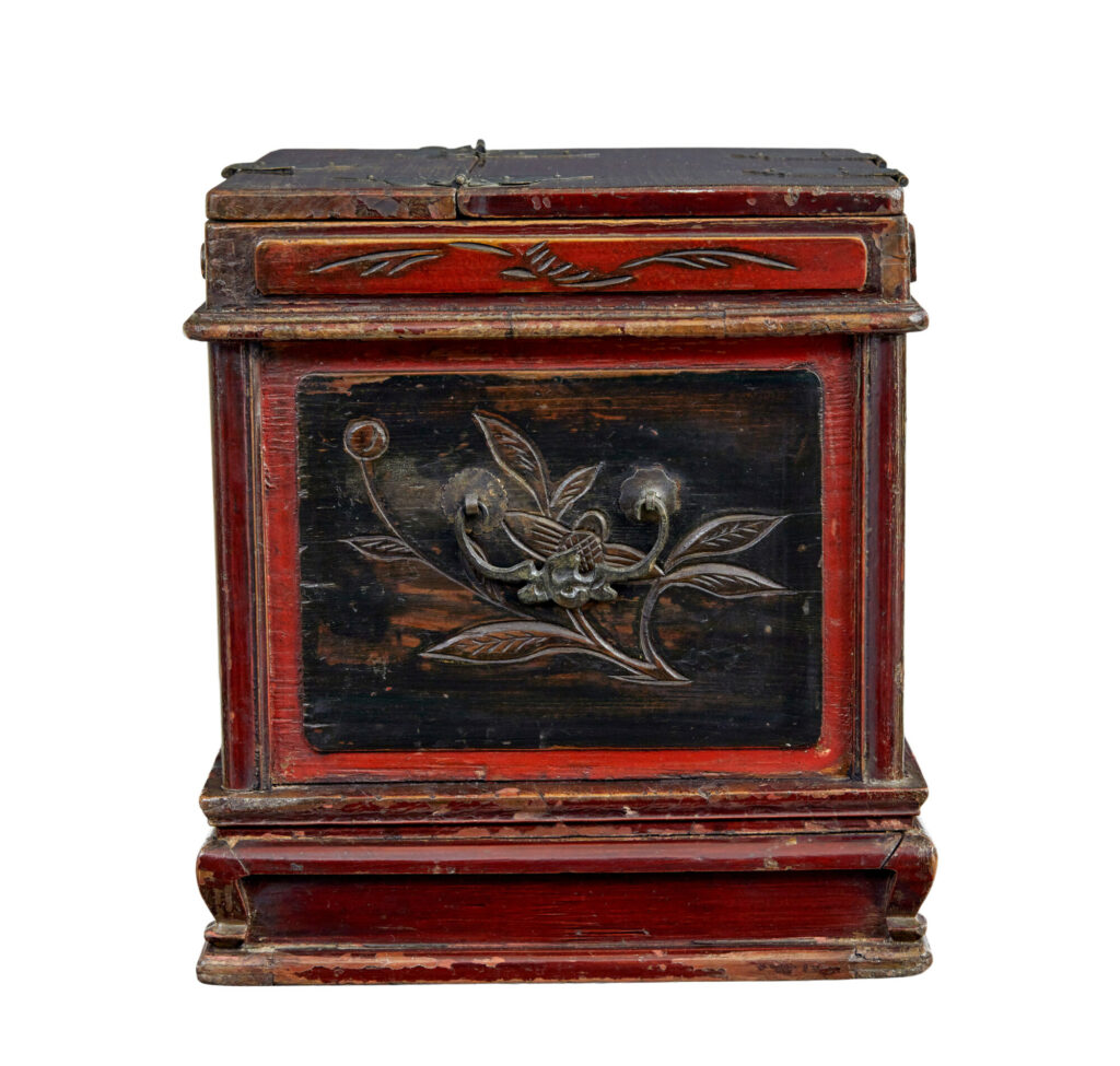 Early 20th Century Lacquered Vanity Box — image 2
