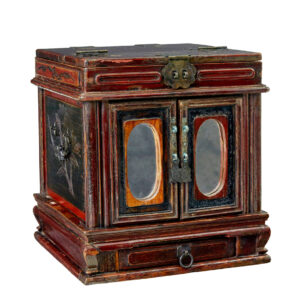 EARLY 20TH CENTURY LACQUERED VANITY BOX