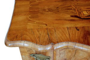 Fine Quality 18th Century Burr Walnut Chest of Drawers — thumbnail 9