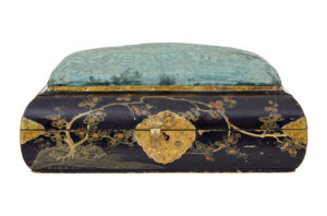 19TH CENTURY BLACK LACQUERED JEWELLERY BOX