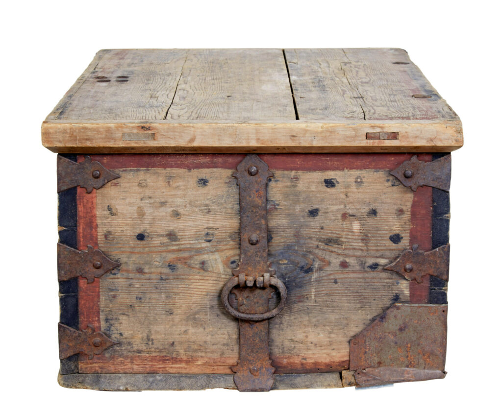 Mid 18th Century Swedish Pine Chest Decorated with Labyrinth — image 4