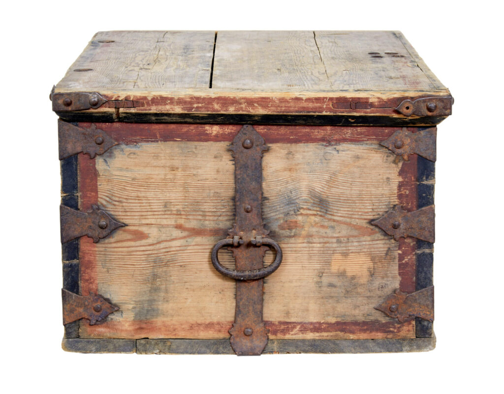 Mid 18th Century Swedish Pine Chest Decorated with Labyrinth — image 2