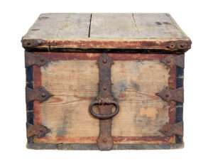 Mid 18th Century Swedish Pine Chest Decorated with Labyrinth — thumbnail 2