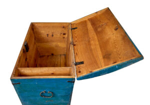 Early 19th Century Hand Painted Swedish Folk Art Coffer — thumbnail 9
