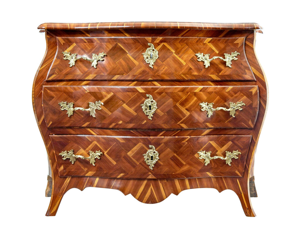 EARLY 18TH CENTURY ROCOCO INLAID PLUM BOMBE CHEST OF DRAWERS