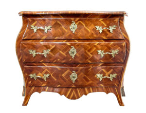 EARLY 18TH CENTURY ROCOCO INLAID PLUM BOMBE CHEST OF DRAWERS