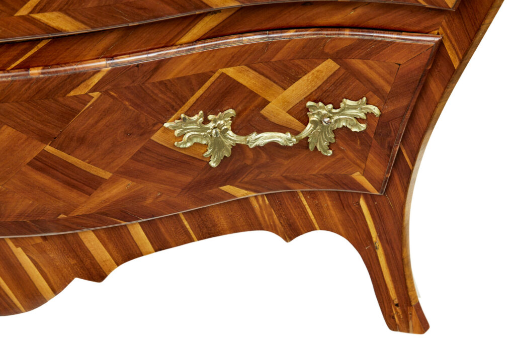 Early 18th Century Rococo Inlaid Plum Bombe Chest of Drawers — image 8