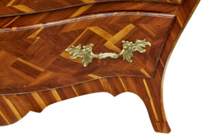 Early 18th Century Rococo Inlaid Plum Bombe Chest of Drawers — thumbnail 8