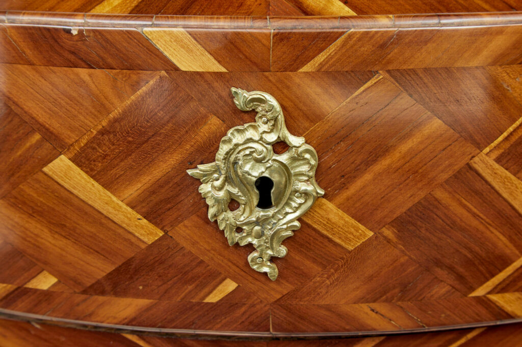Early 18th Century Rococo Inlaid Plum Bombe Chest of Drawers — image 7