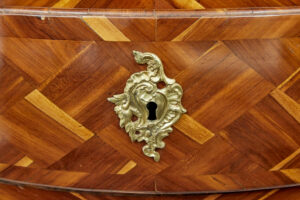 Early 18th Century Rococo Inlaid Plum Bombe Chest of Drawers — thumbnail 7