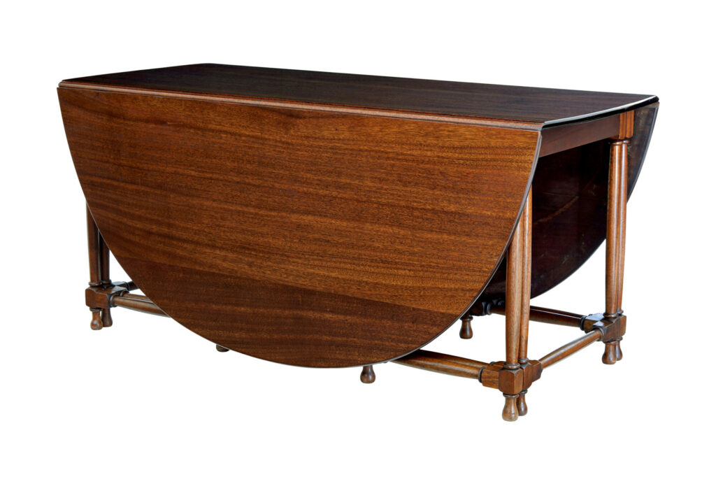 EARLY 20TH CENTURY CHIPPENDALE INFLUENCED MAHOGANY GATELEG TABLE