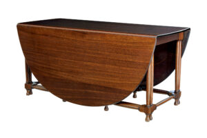 EARLY 20TH CENTURY CHIPPENDALE INFLUENCED MAHOGANY GATELEG TABLE