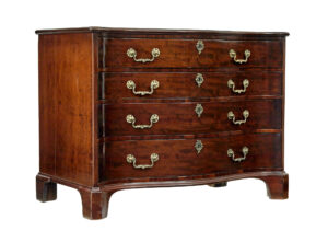 18TH CENTURY GEORGE III MAHOGANY SERPENTINE CHEST OF DRAWERS