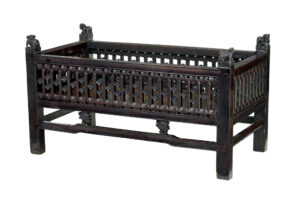 19TH CENTURY CHINESE LACQUERED CHILDS BED