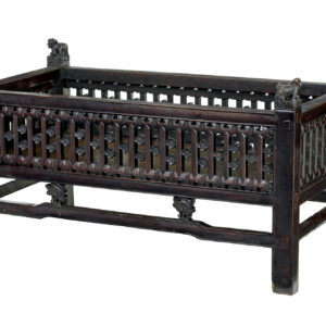 19TH CENTURY CHINESE LACQUERED CHILDS BED