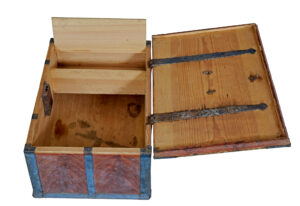 Mid 19th Century Swedish Folk Art Painted Box — thumbnail 4