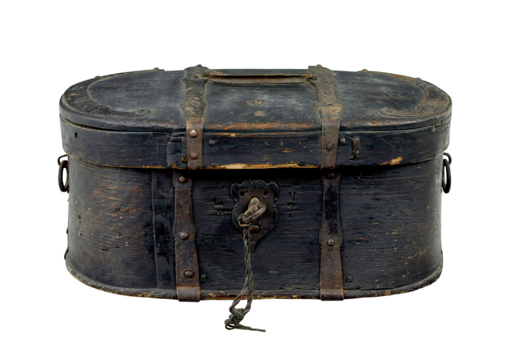 19TH CENTURY PAINTED OVAL SHAPED SWEDISH BOX