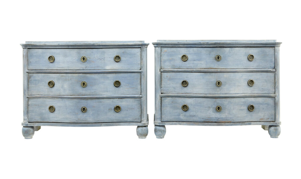 Swedish Pair of 19th Century Painted Serpentine Shaped Chest of Drawers