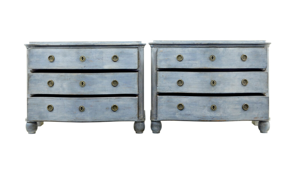 Swedish Pair of 19th Century Painted Serpentine Shaped Chest of Drawers — image 9