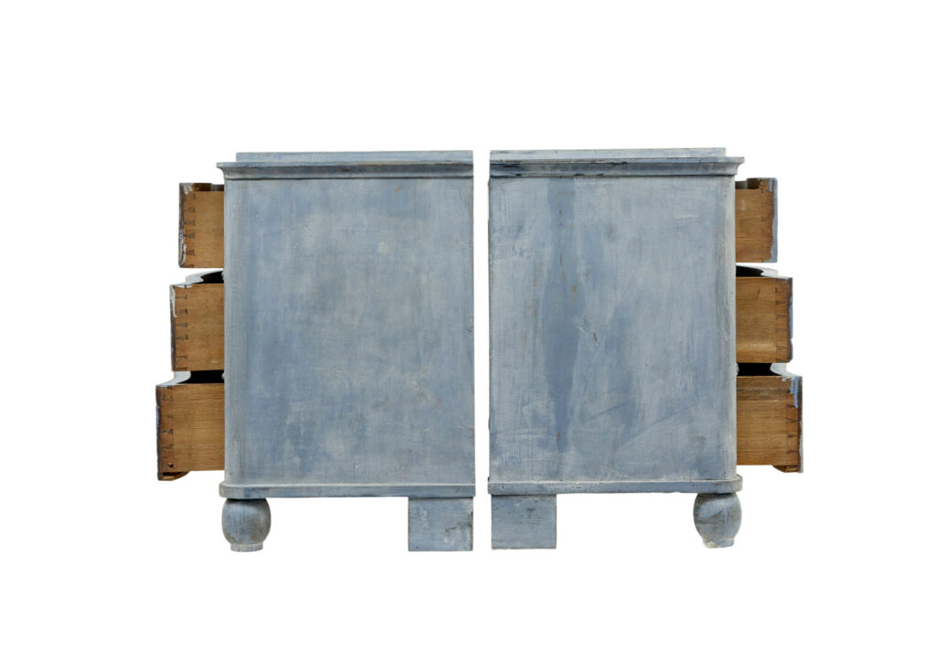 Swedish Pair of 19th Century Painted Serpentine Shaped Chest of Drawers — image 8