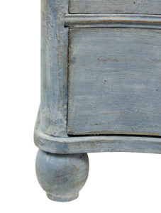 Swedish Pair of 19th Century Painted Serpentine Shaped Chest of Drawers — thumbnail 4