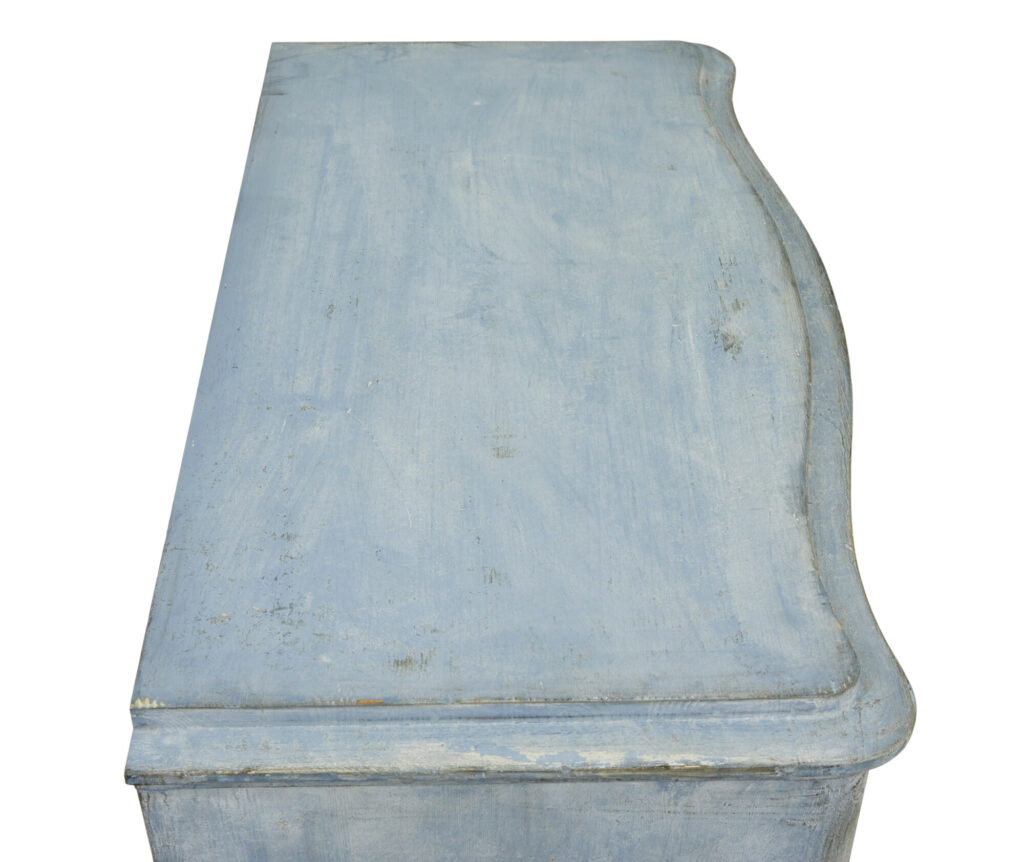 Swedish Pair of 19th Century Painted Serpentine Shaped Chest of Drawers — image 3