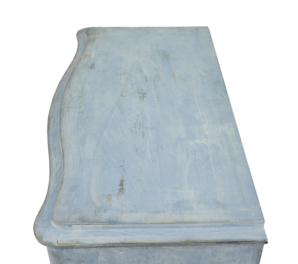 Swedish Pair of 19th Century Painted Serpentine Shaped Chest of Drawers — image 2